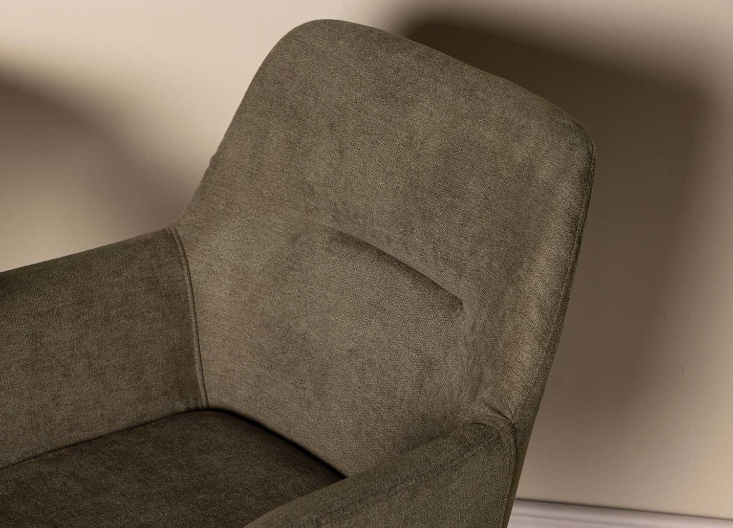 Chaises tissu brun et pieds en acier marron