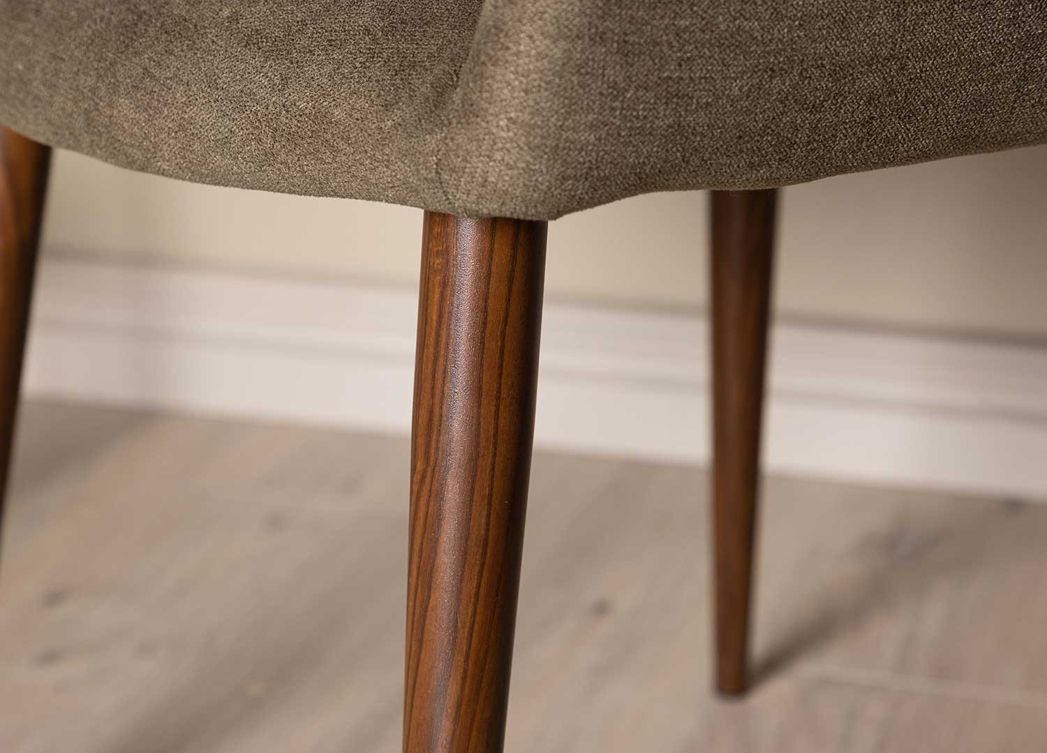 Chaises tissu brun et pieds en acier marron