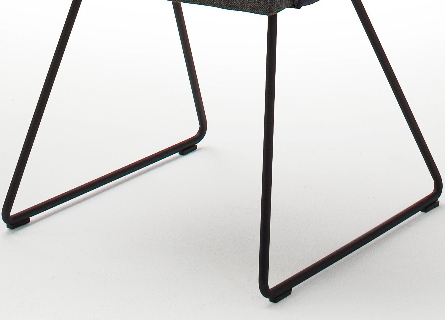 Chaises modernes avec accoudoirs pied luge