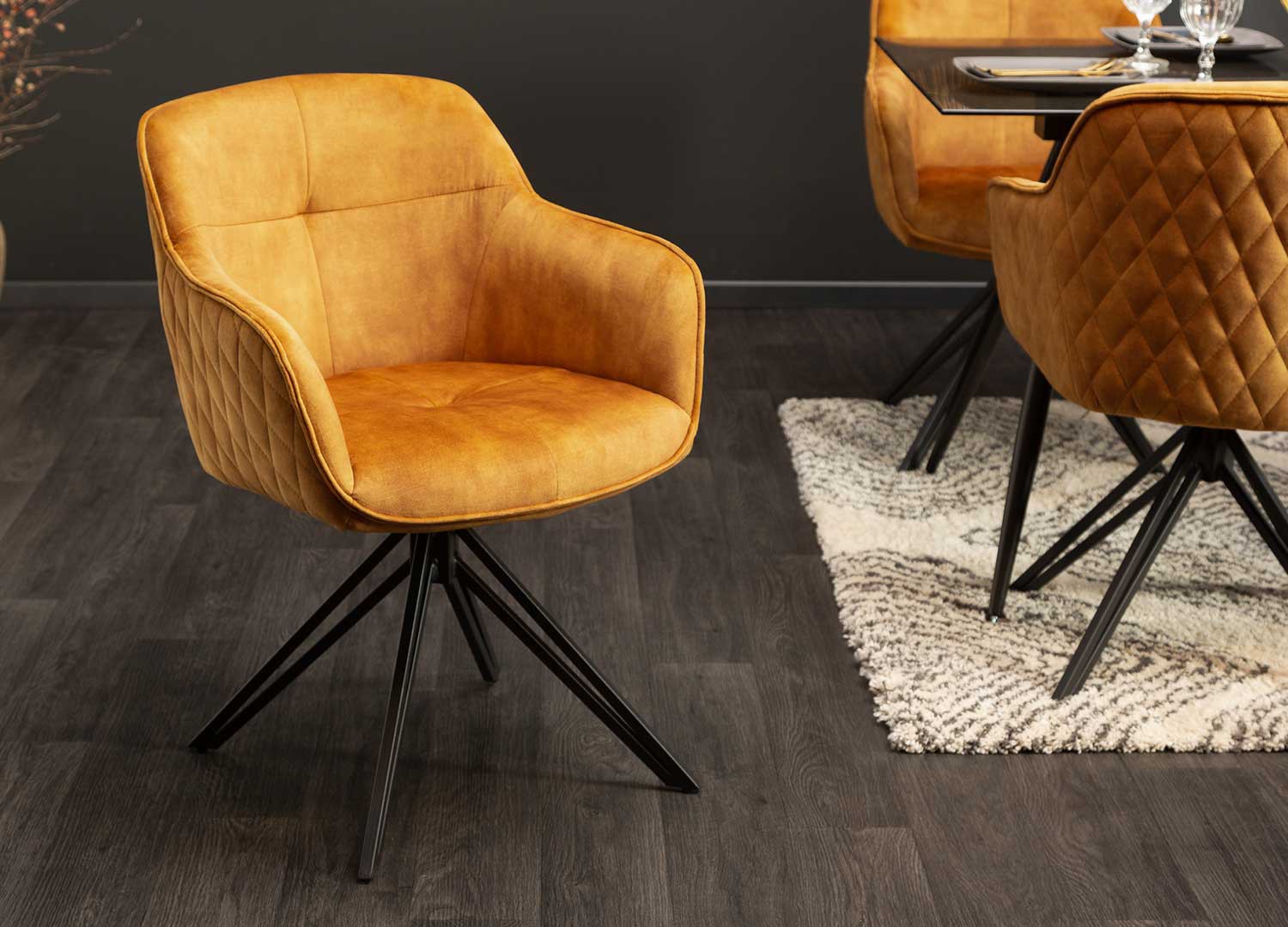 Chaises pivotantes avec accoudoirs velours jaune moutarde et pieds métal