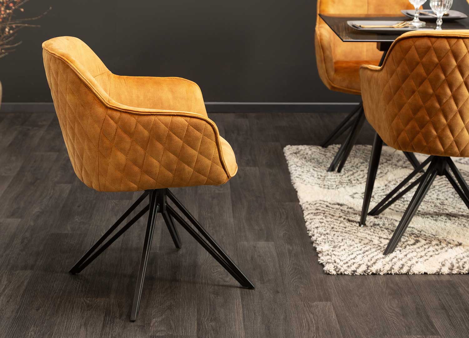 Chaises pivotantes avec accoudoirs velours jaune moutarde et pieds métal