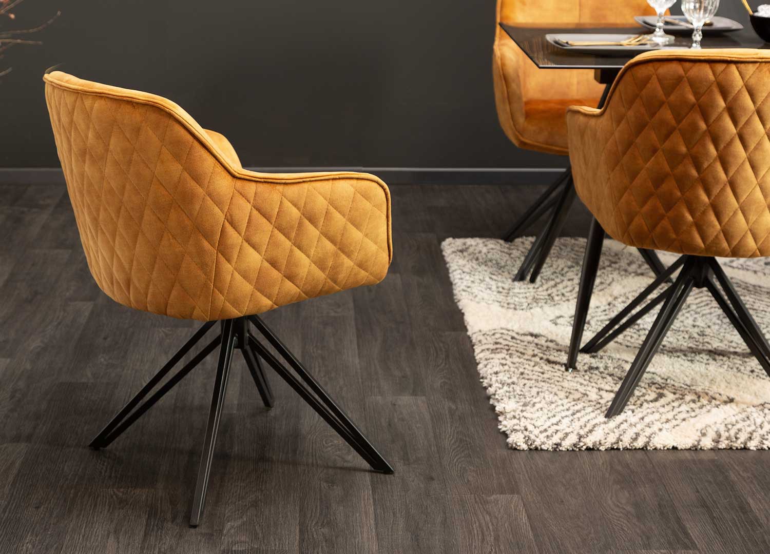 Chaises pivotantes avec accoudoirs velours jaune moutarde et pieds métal
