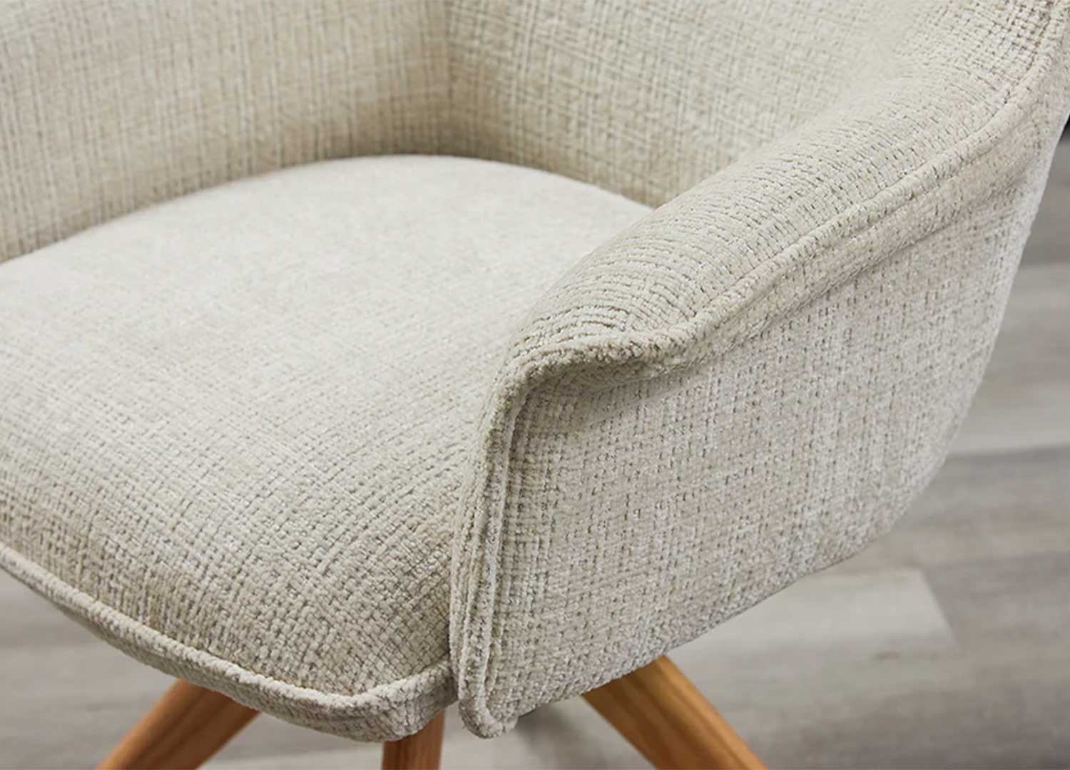 Chaises pivotantes beige et bois massif Darek