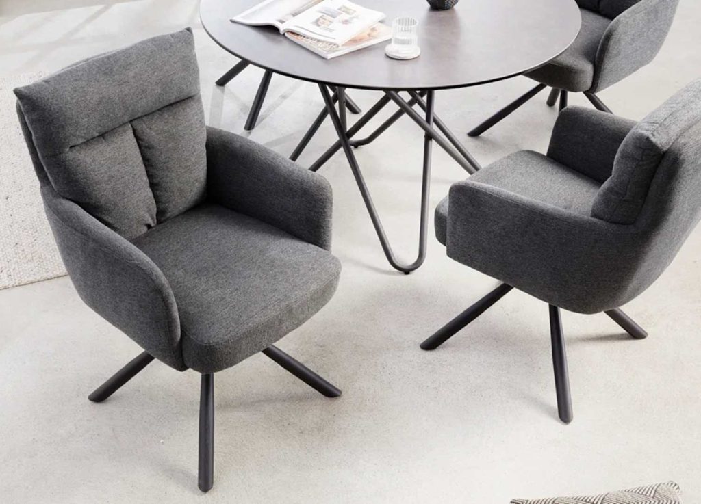 Chaises rotatives grise avec accoudoirs