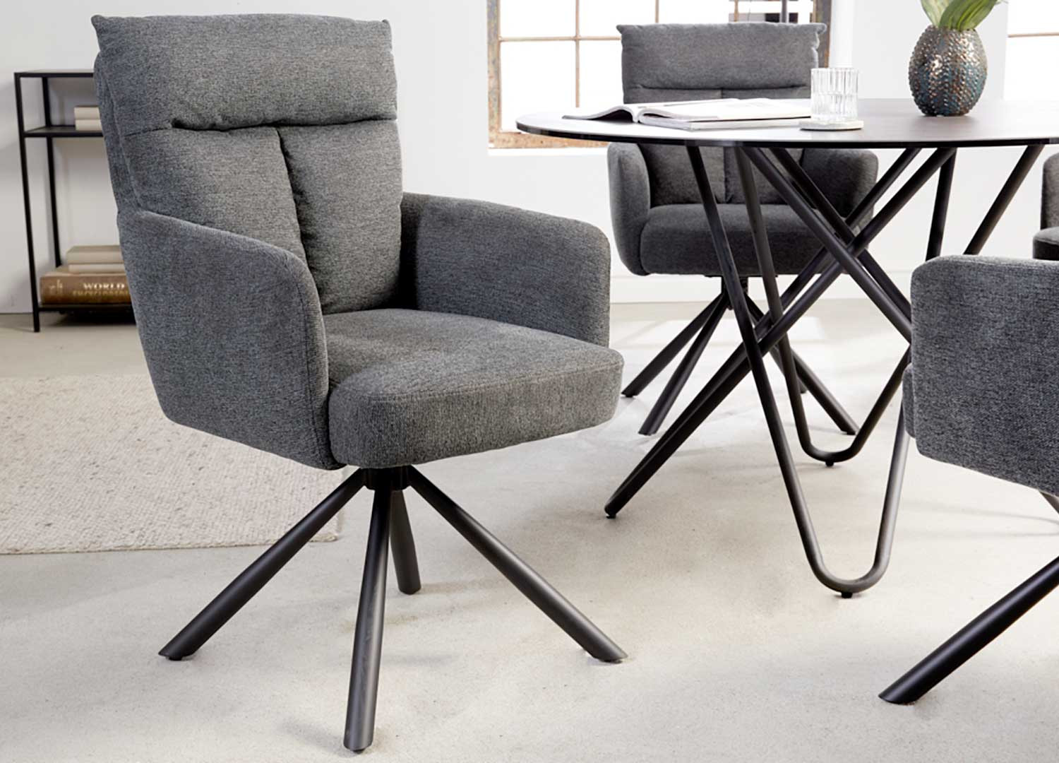 Chaises rotatives grise avec accoudoirs