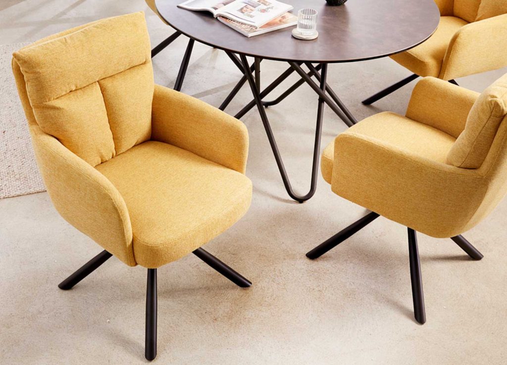 Chaises rotatives jaune avec accoudoirs