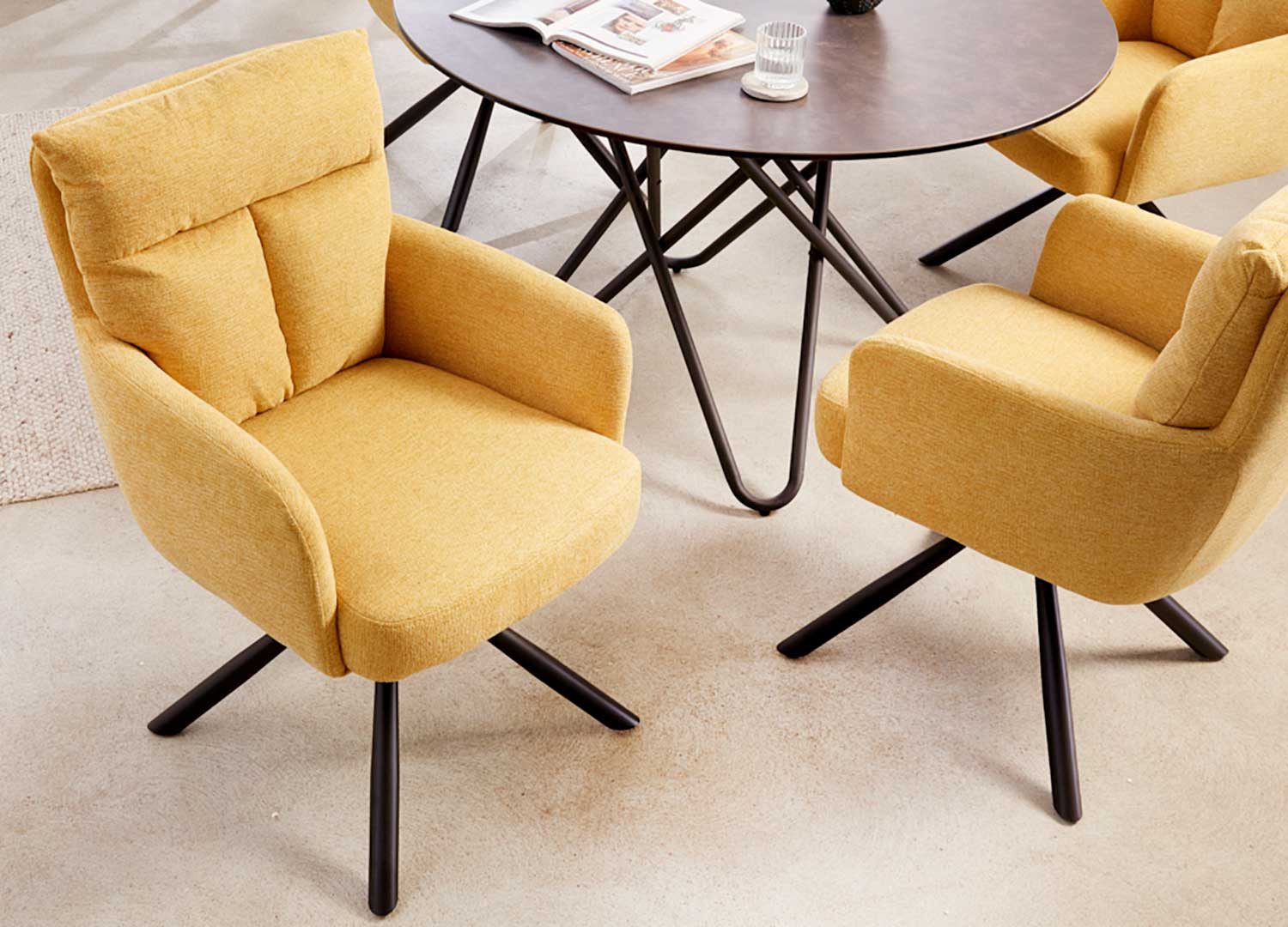 Chaises rotatives jaune avec accoudoirs