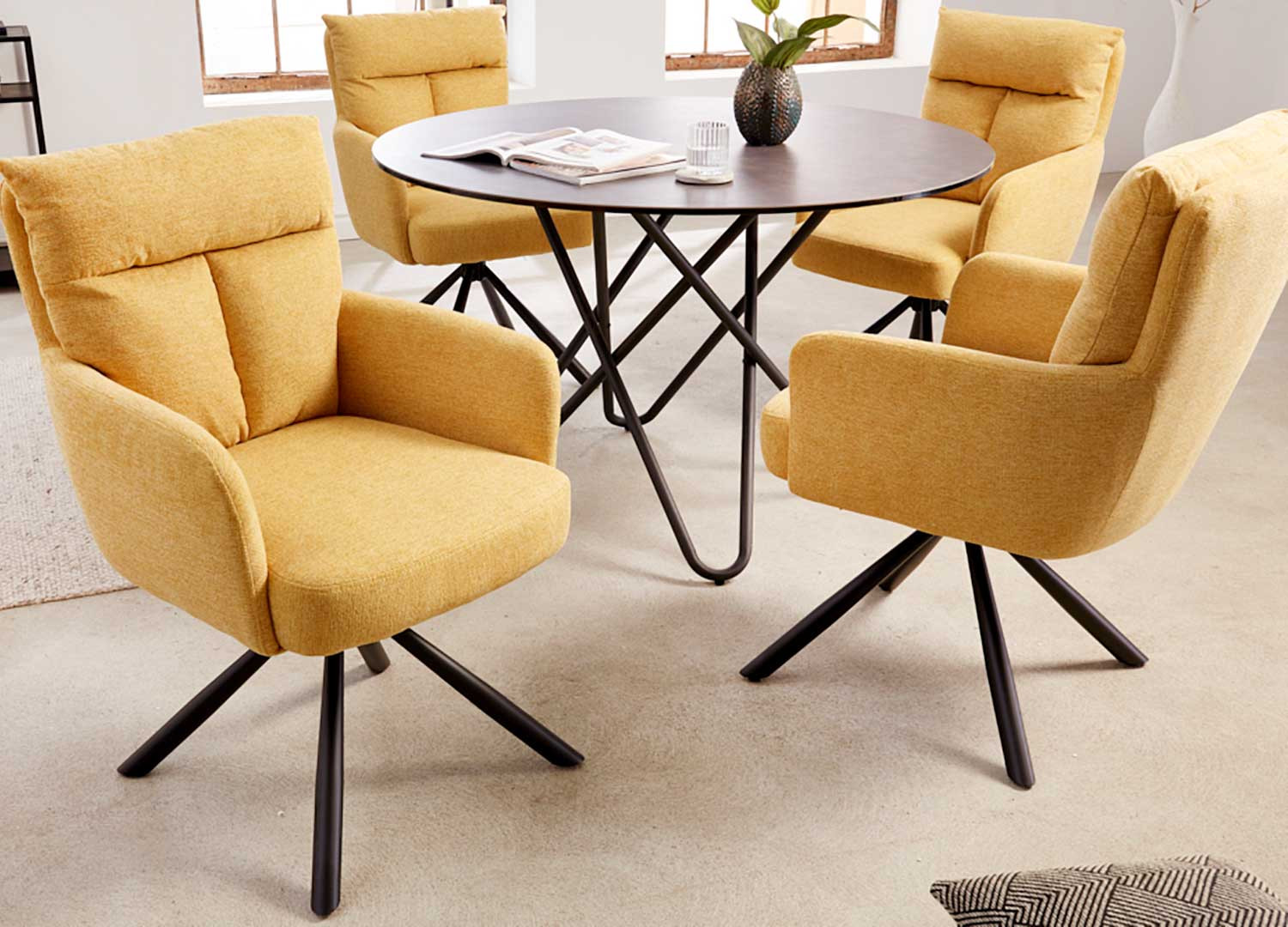 Chaises rotatives jaune avec accoudoirs