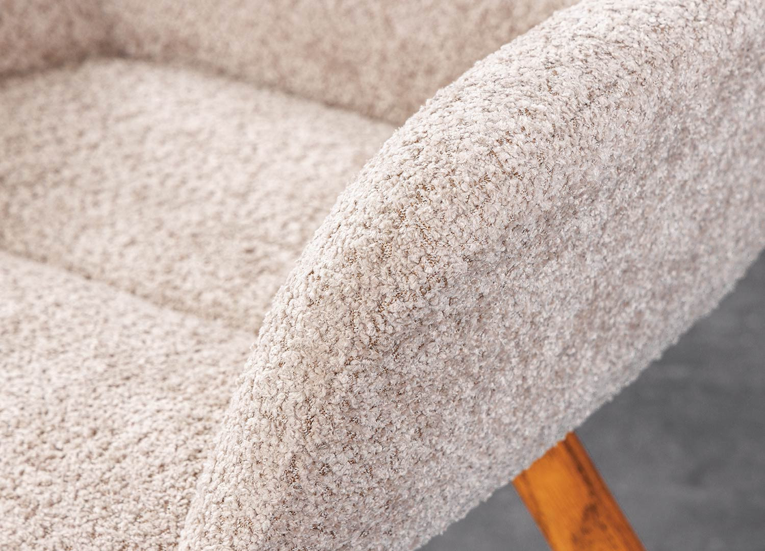 Chaises rotatives tissu bouclé beige et pieds chêne