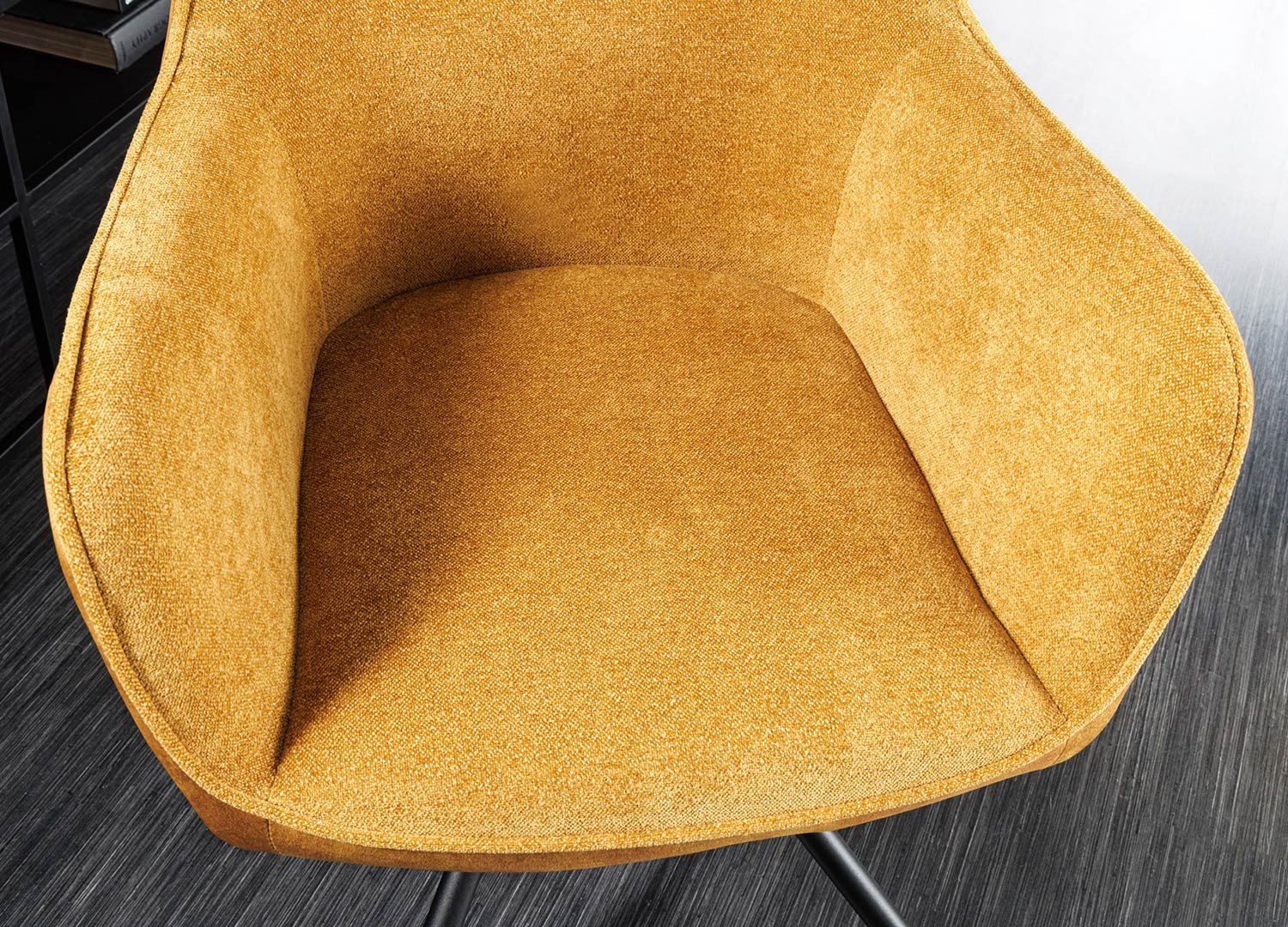 Chaises rotatives tissu et velours jaune moutarde