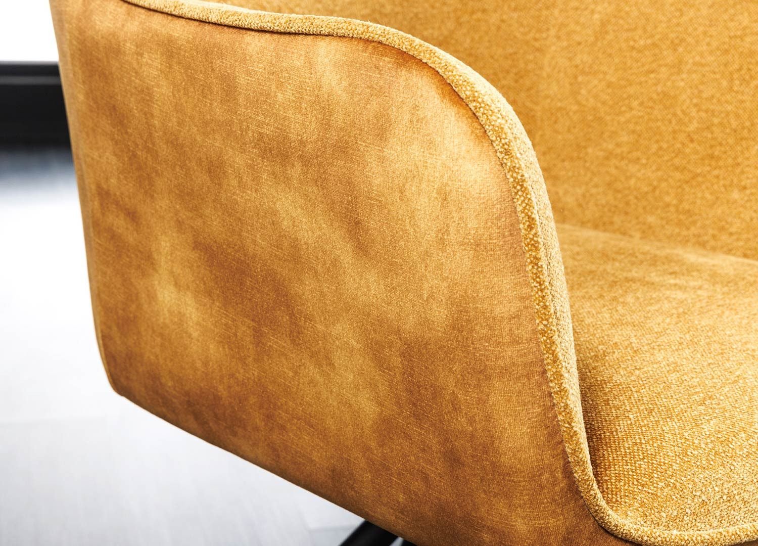 Chaises rotatives tissu et velours jaune moutarde