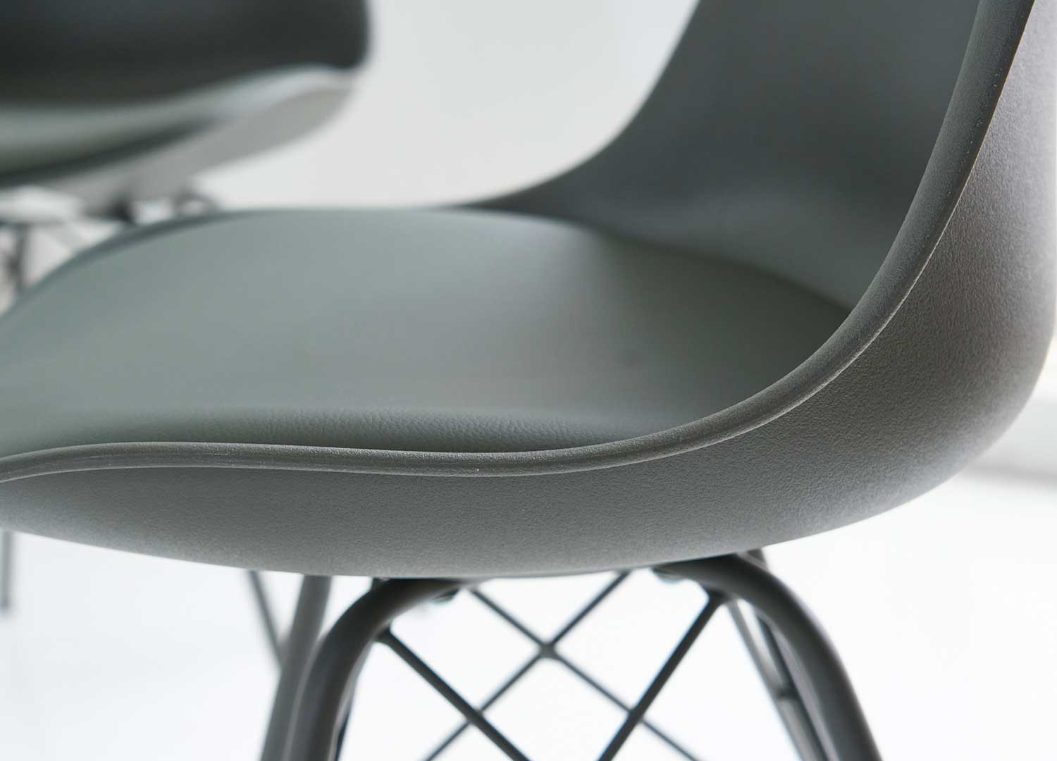 Chaises scandinave grise coque en pvc et pieds en métal