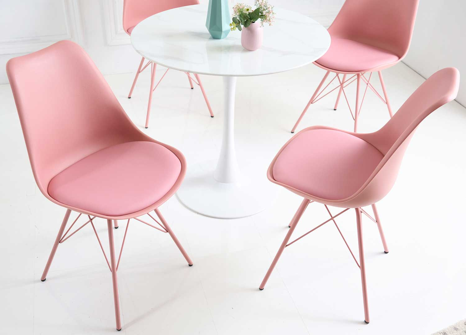 Chaises scandinave rose coque en pvc et pieds métal rose