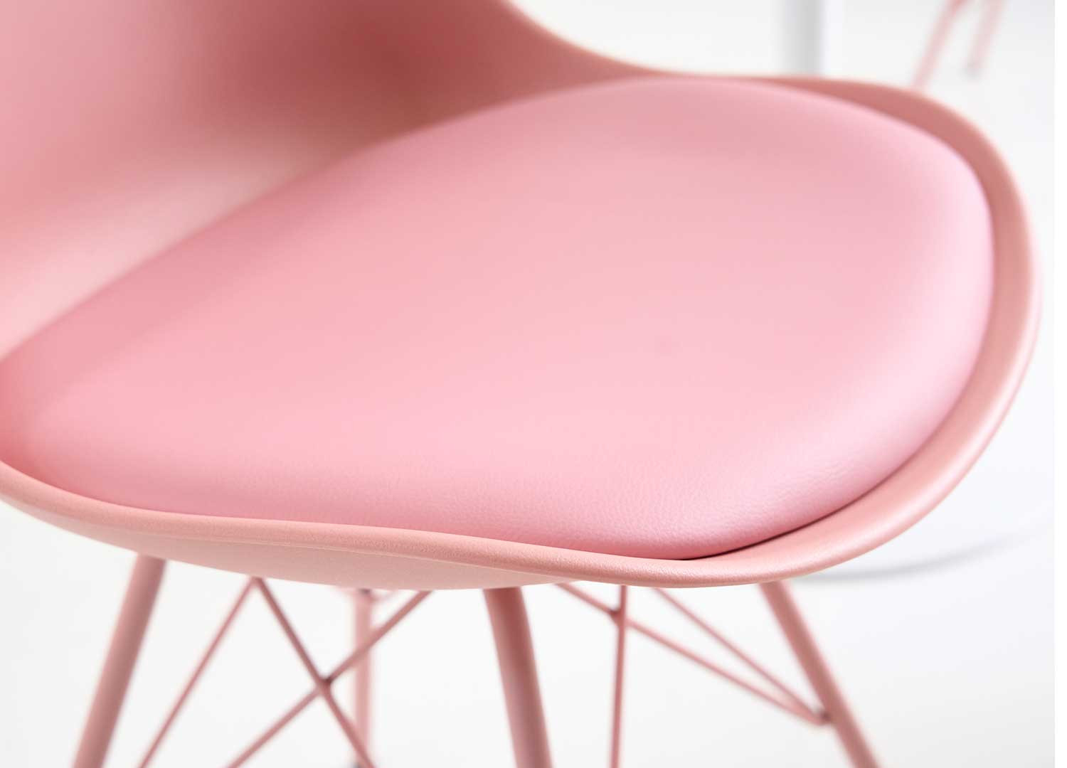 Chaises scandinave rose coque en pvc et pieds métal rose