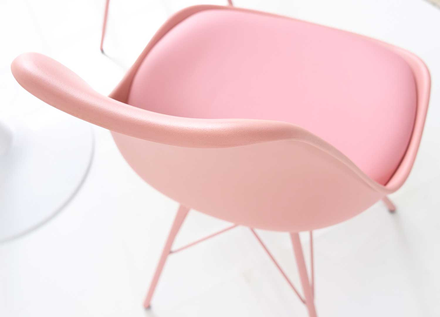 Chaises scandinave rose coque en pvc et pieds métal rose