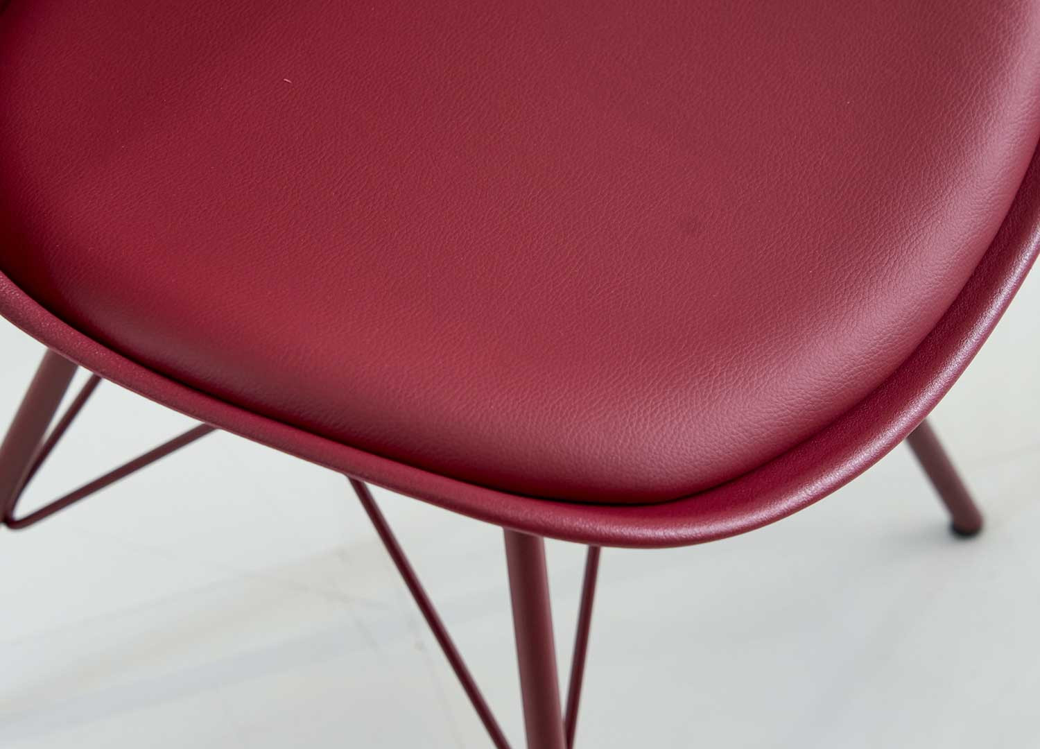 Chaises scandinave rouge bordeaux coque en pvc et pieds métal rose
