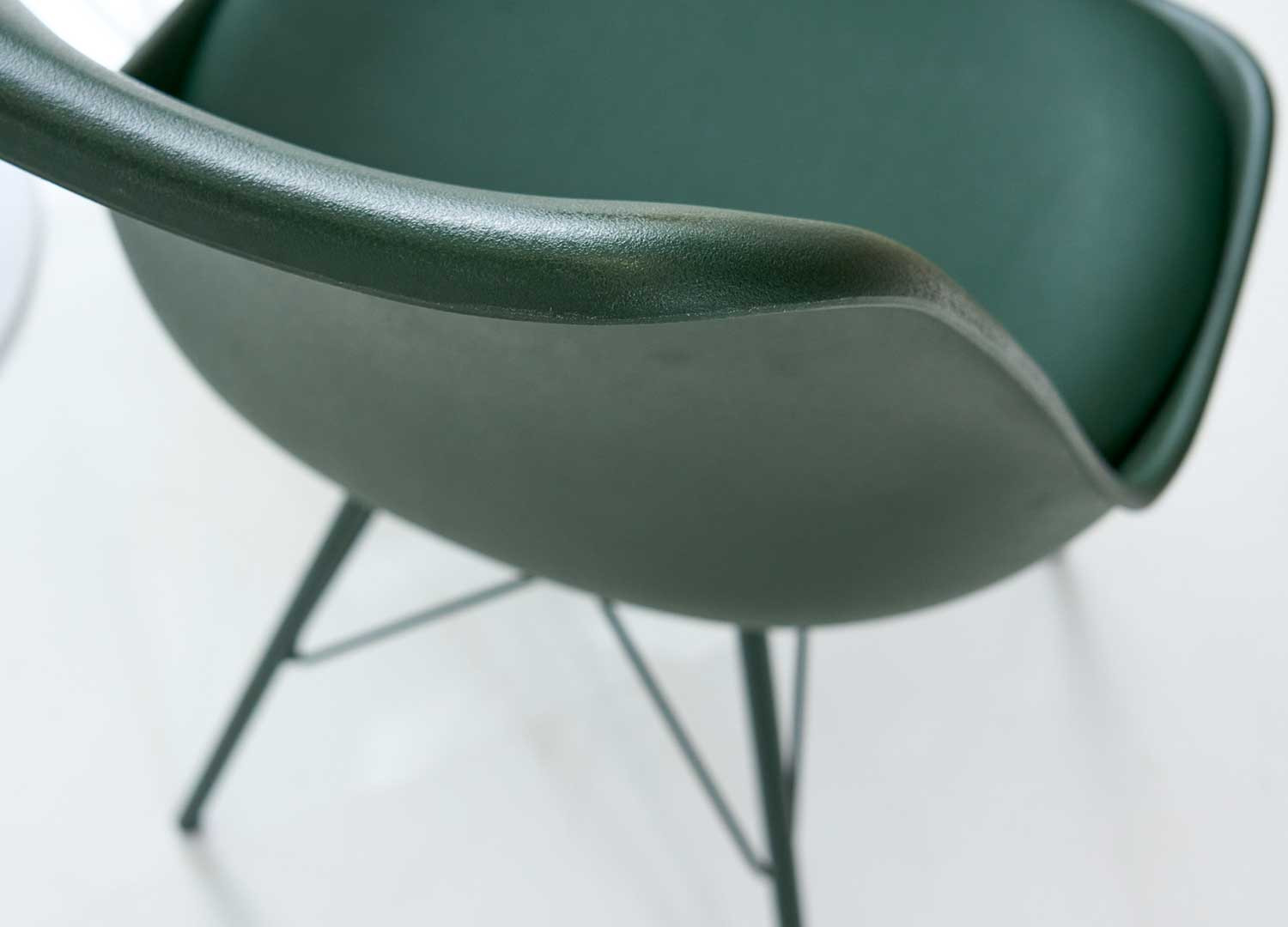 Chaises scandinave verte coque en pvc et pieds en métal
