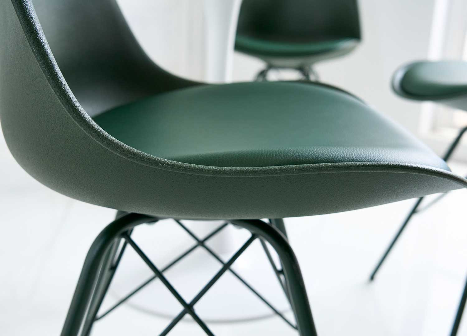 Chaises scandinave verte coque en pvc et pieds en métal