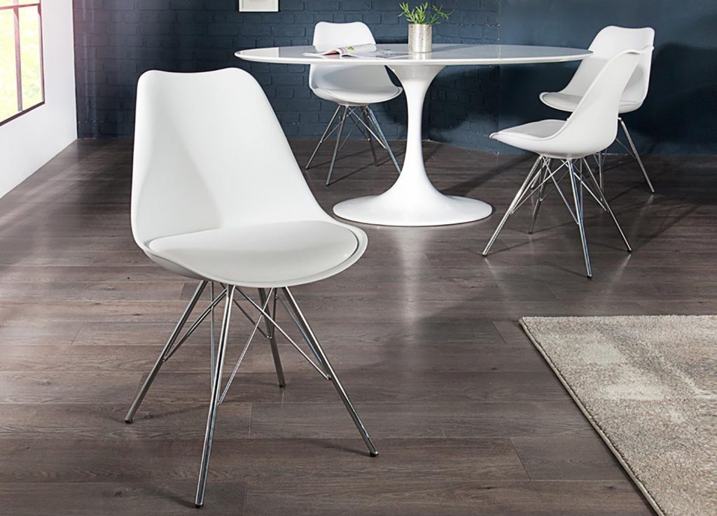 Chaises style rétro coque blanche et pieds chromés
