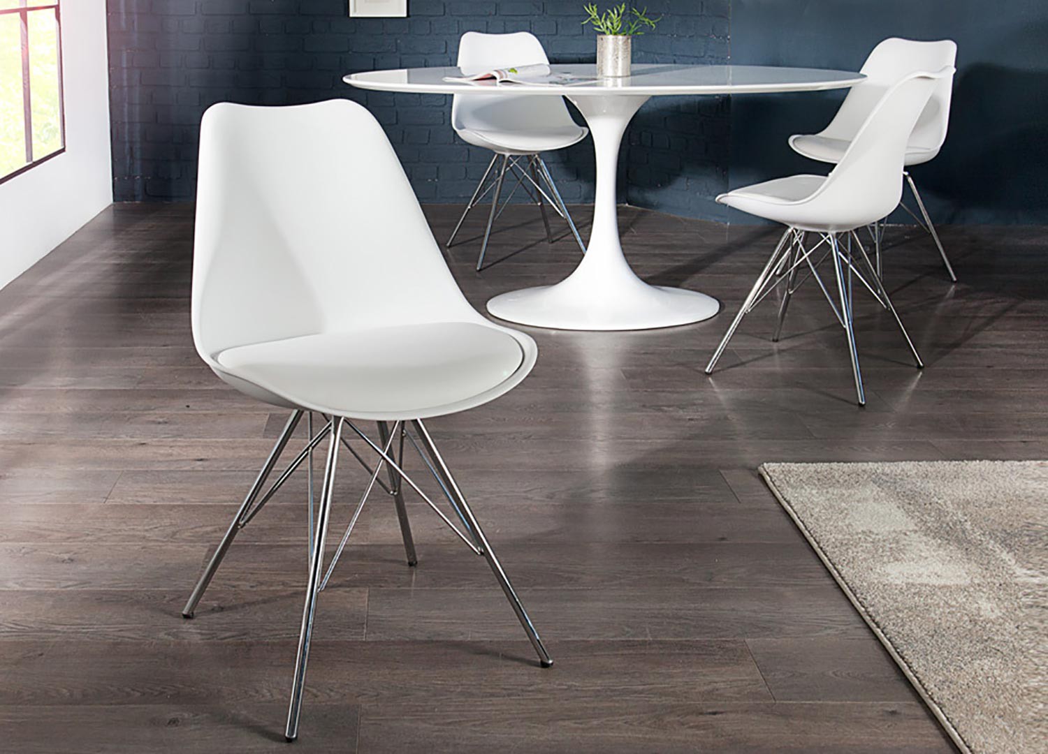 Chaises style rétro coque blanche et pieds chromés