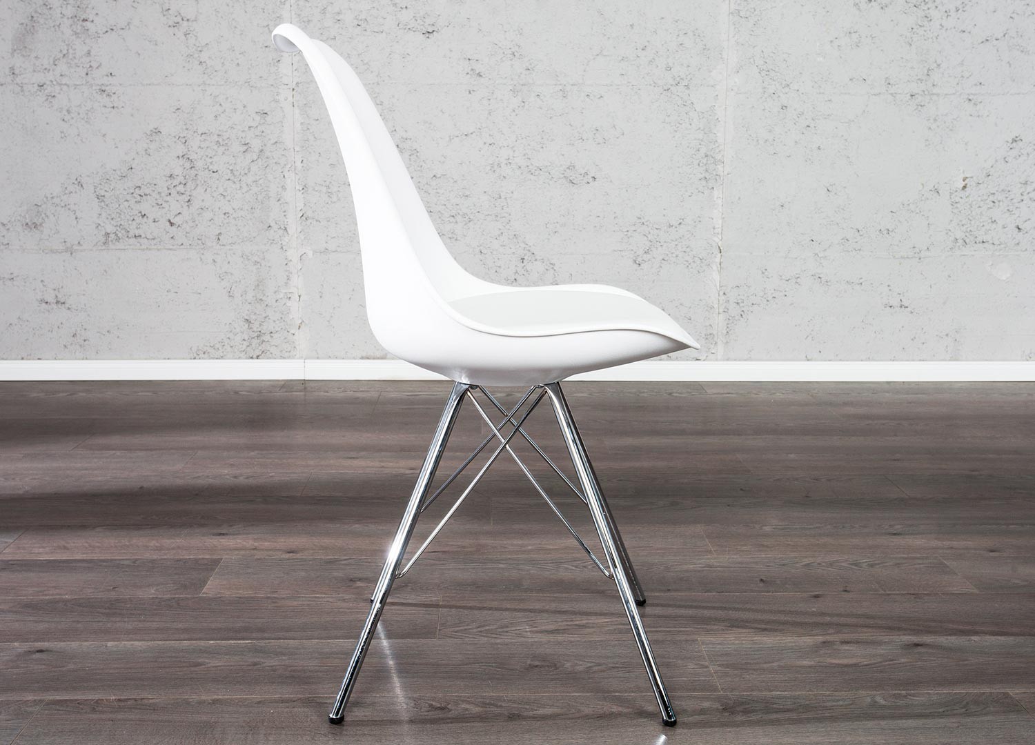 Chaises style rétro coque blanche et pieds chromés