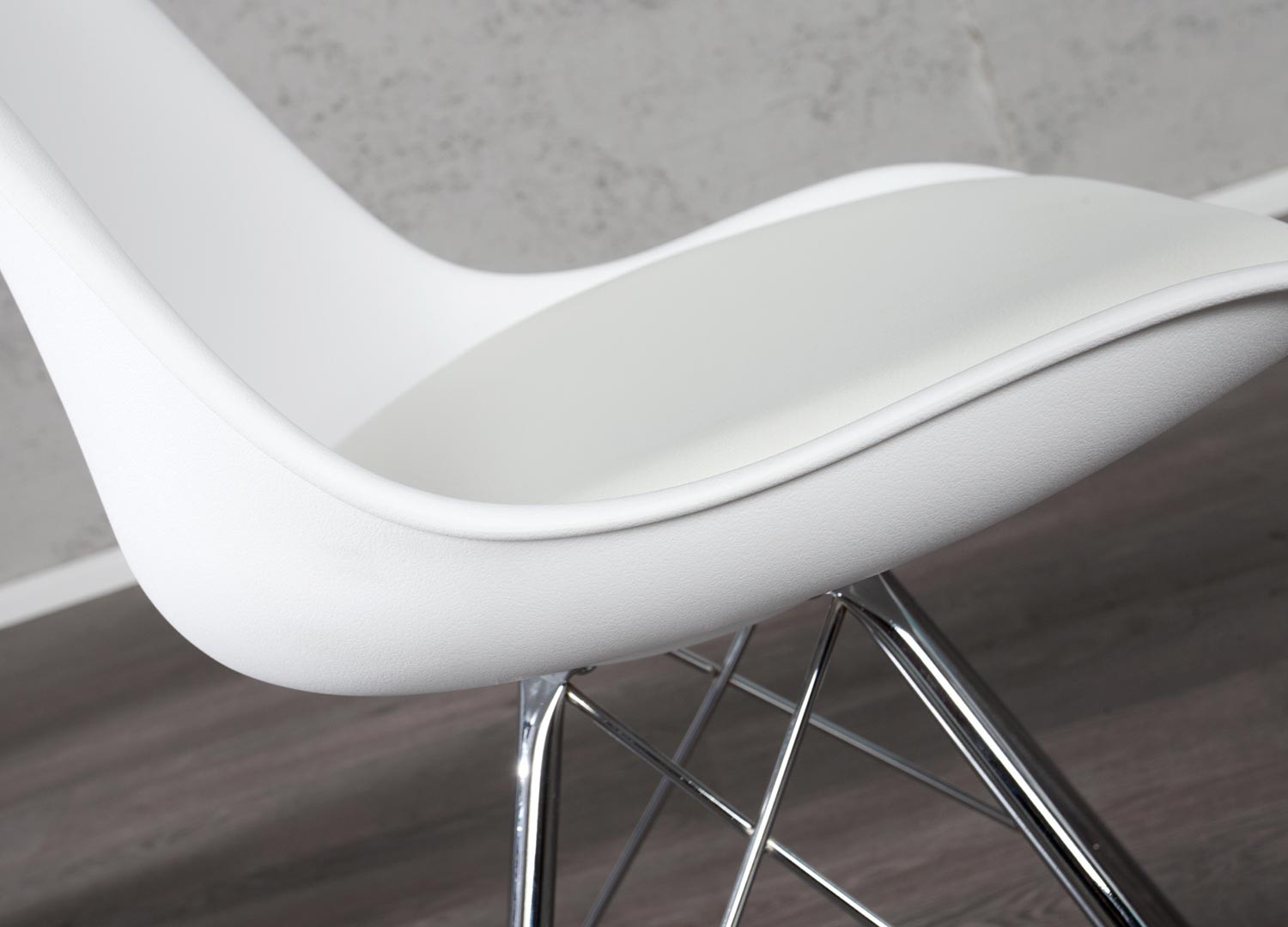 Chaises style rétro coque blanche et pieds chromés
