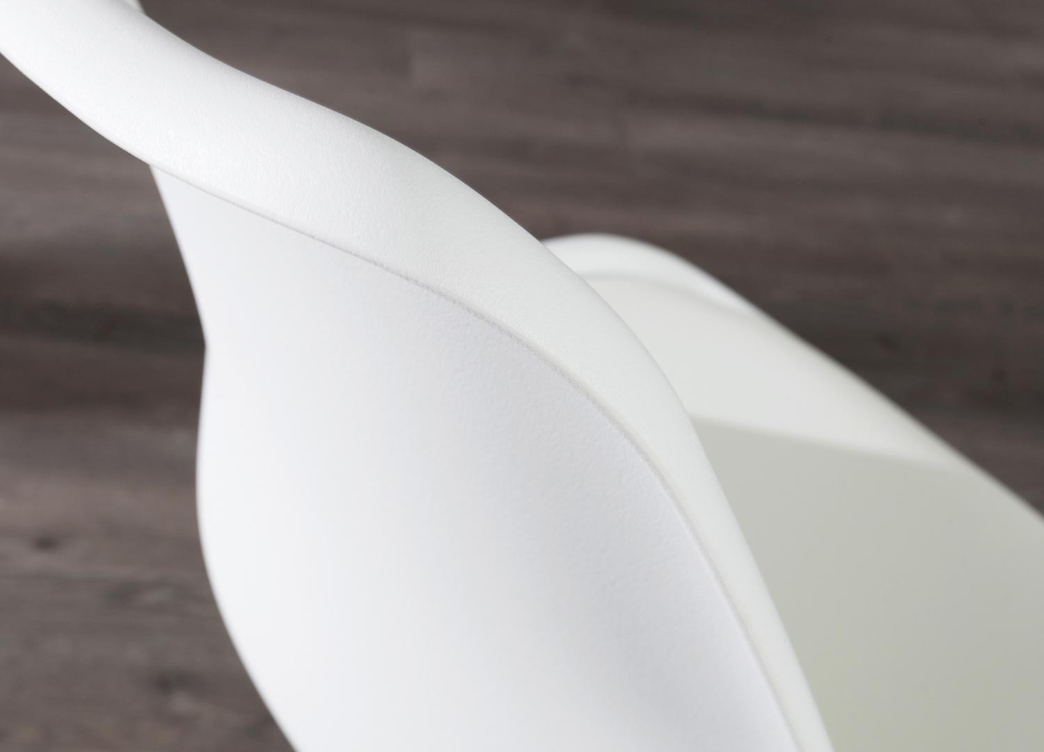 Chaises style rétro coque blanche et pieds chromés