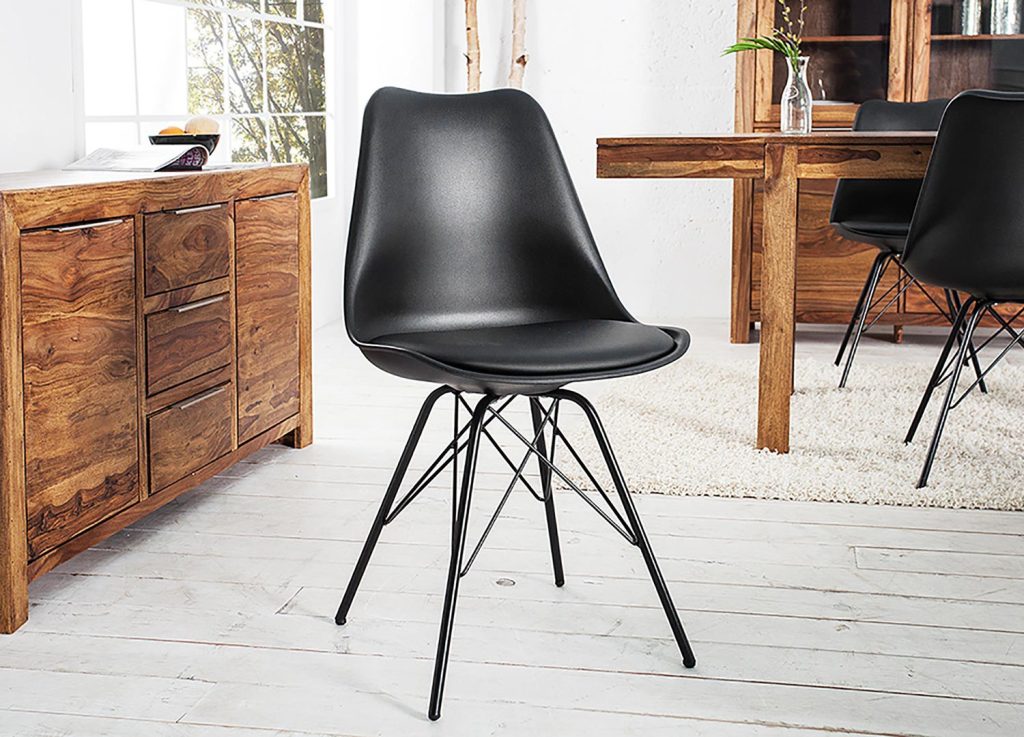 Chaises style rétro coque noire et pieds métal noir