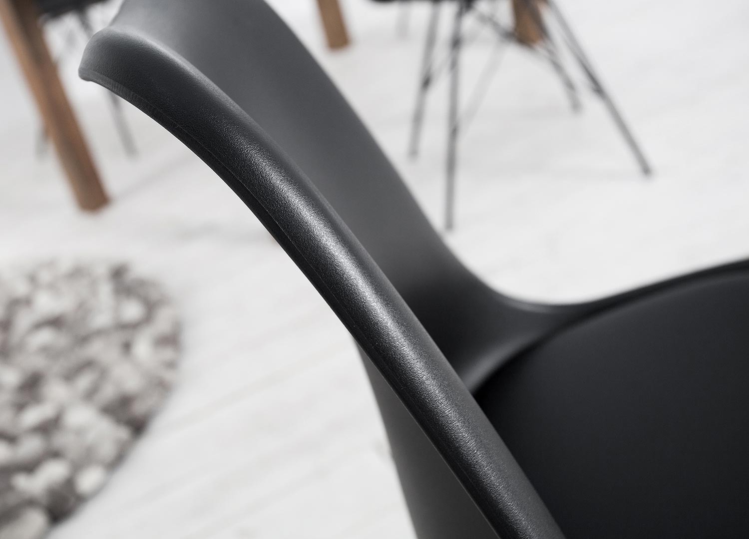 Chaises style rétro coque noire et pieds métal noir