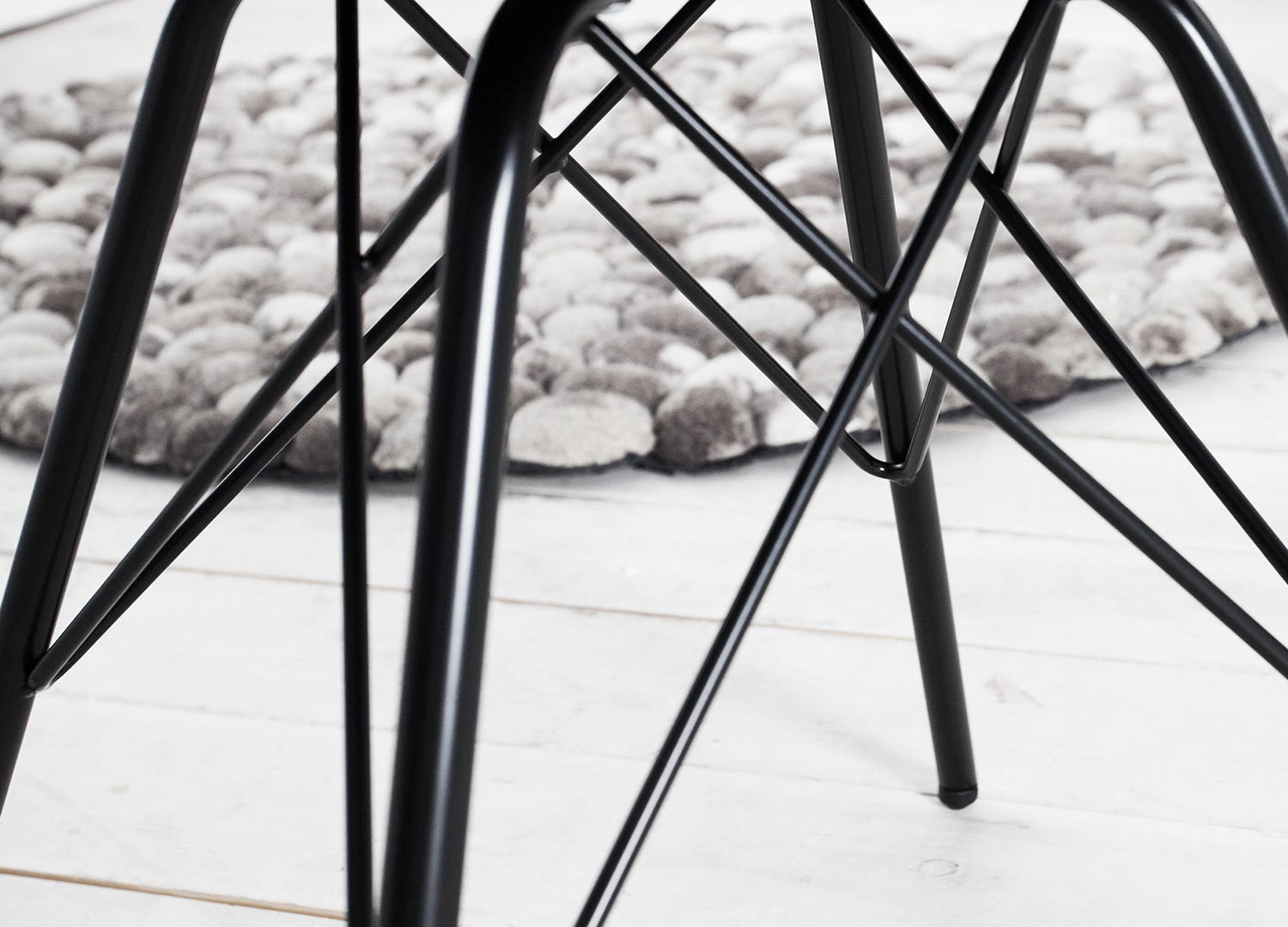 Chaises style rétro coque noire et pieds métal noir