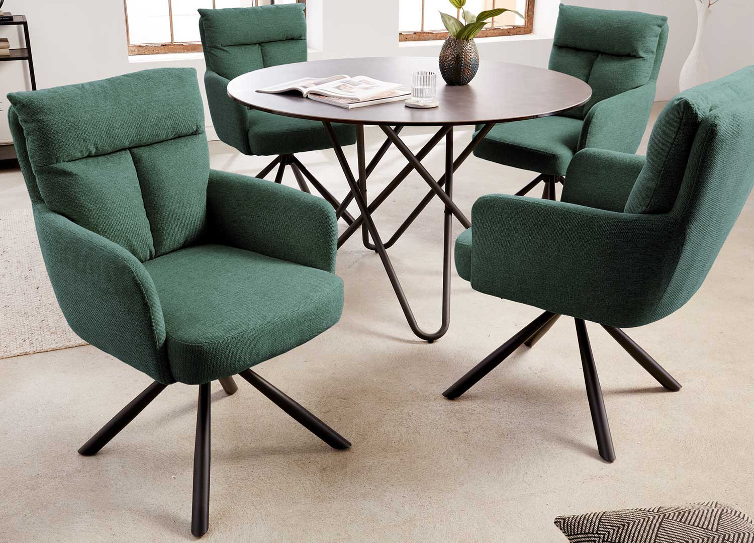 Chaises tournantes en tissu vert