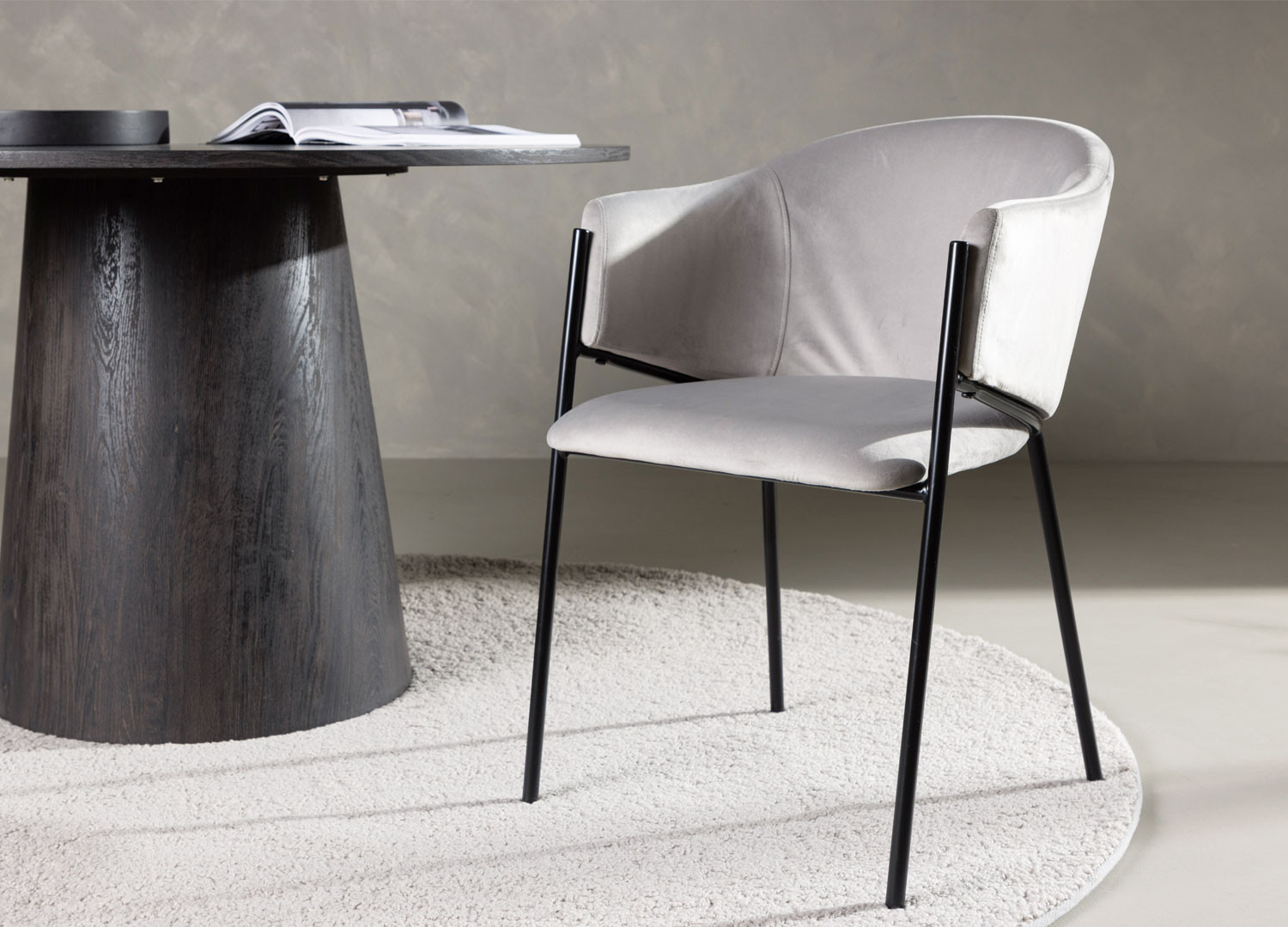 Chaises velours gris et métal noir