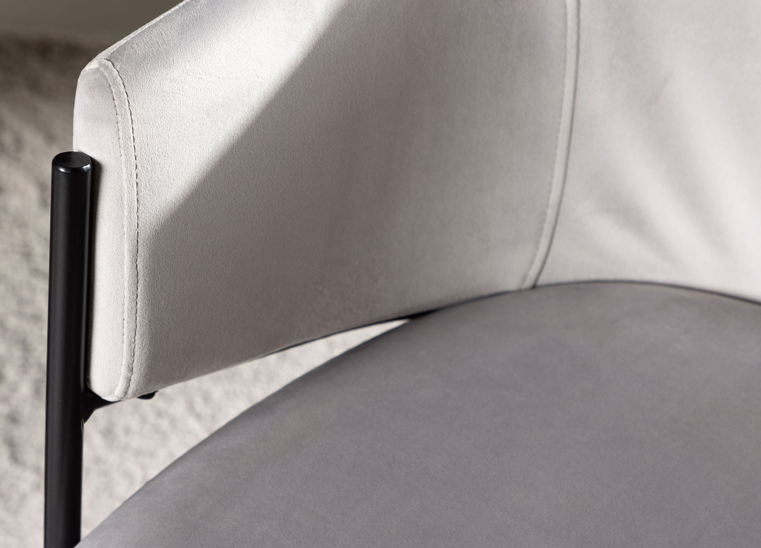 Chaises velours gris et métal noir