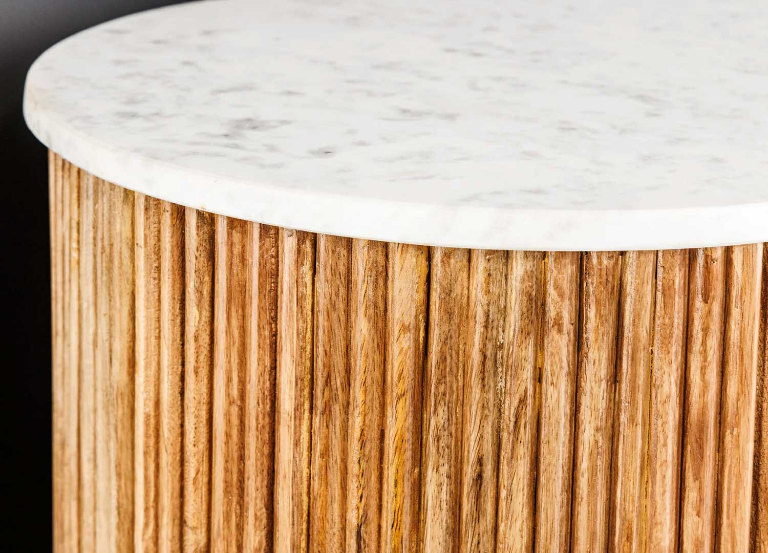 Commode en manguier 2 portes plateau marbre blanc Riven