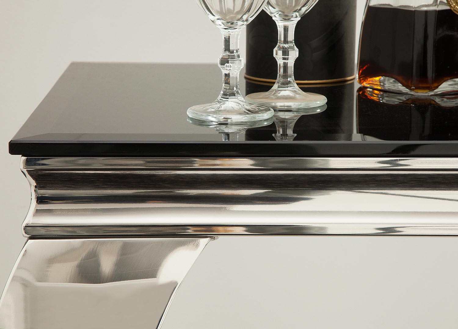 Console moderne baroque verre opale noir et pied en acier poli