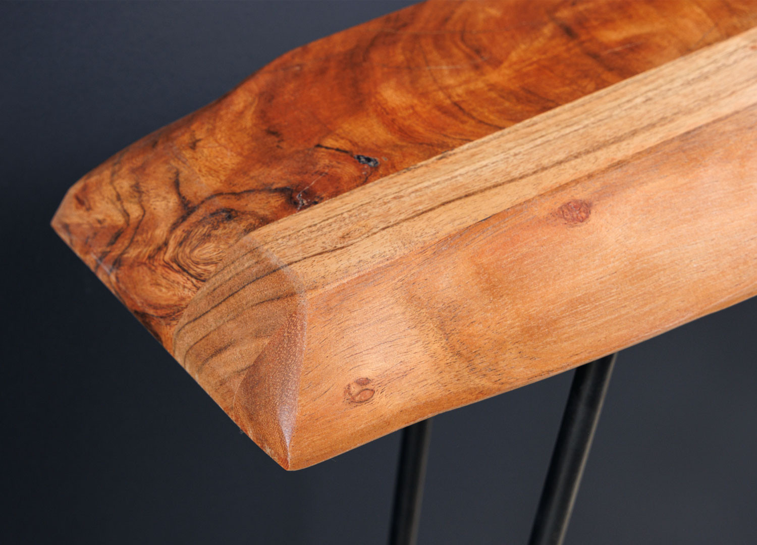Console originale bois d'acacia et pied épingle en métal noir