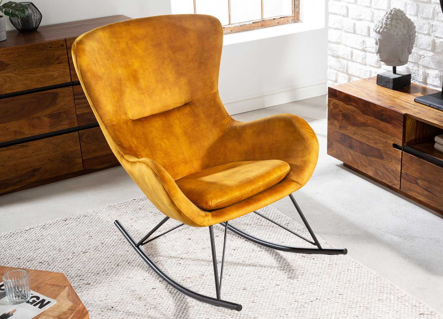Fauteuil à bascule scandinave jaune moutarde