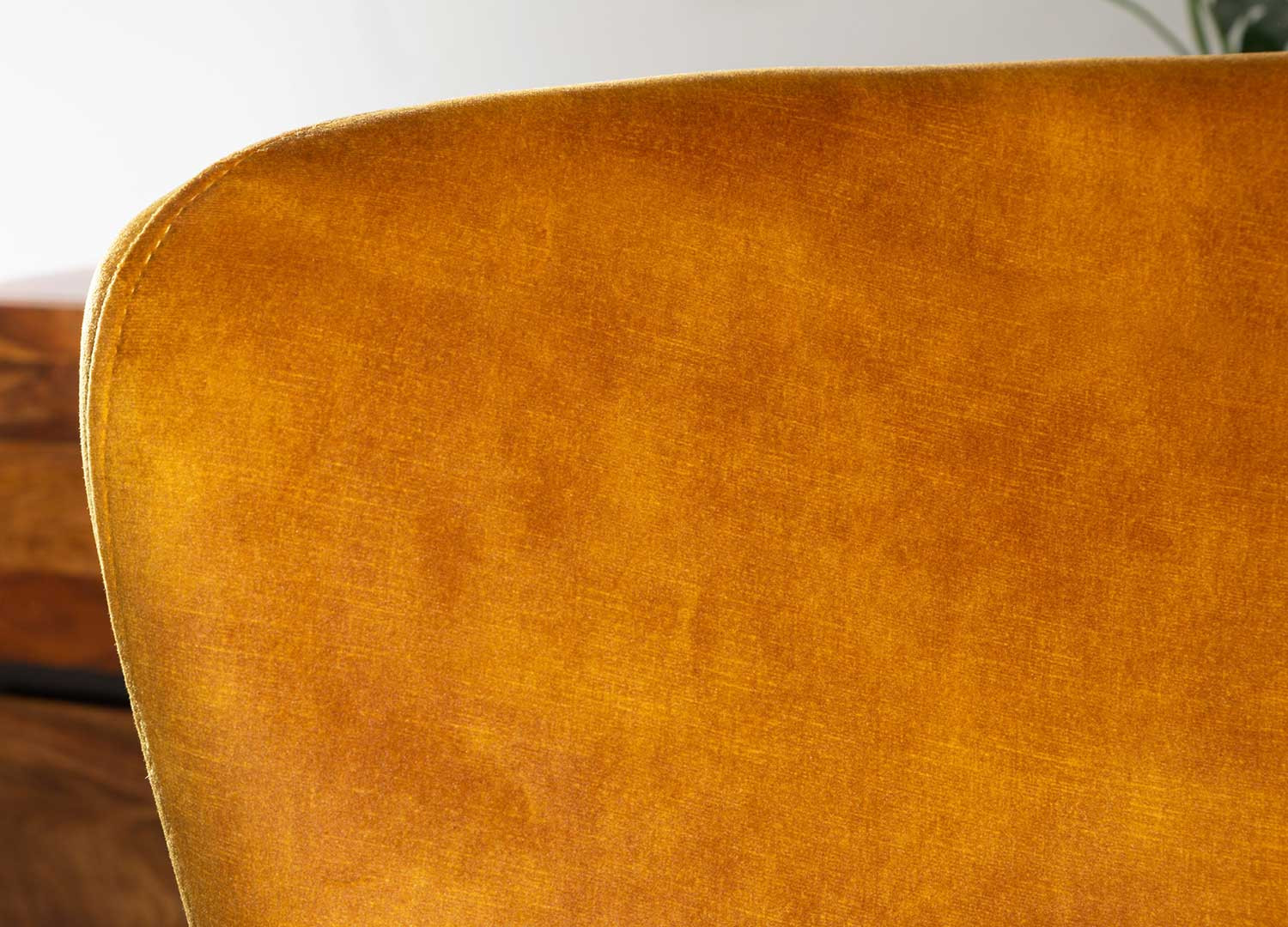 Fauteuil à bascule scandinave jaune moutarde