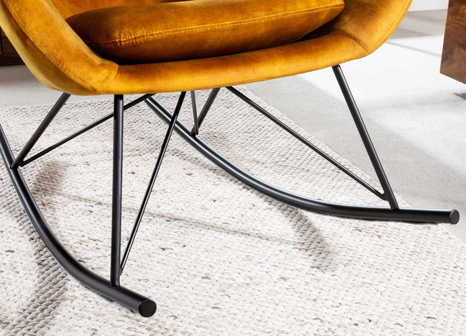 Fauteuil à bascule scandinave jaune moutarde
