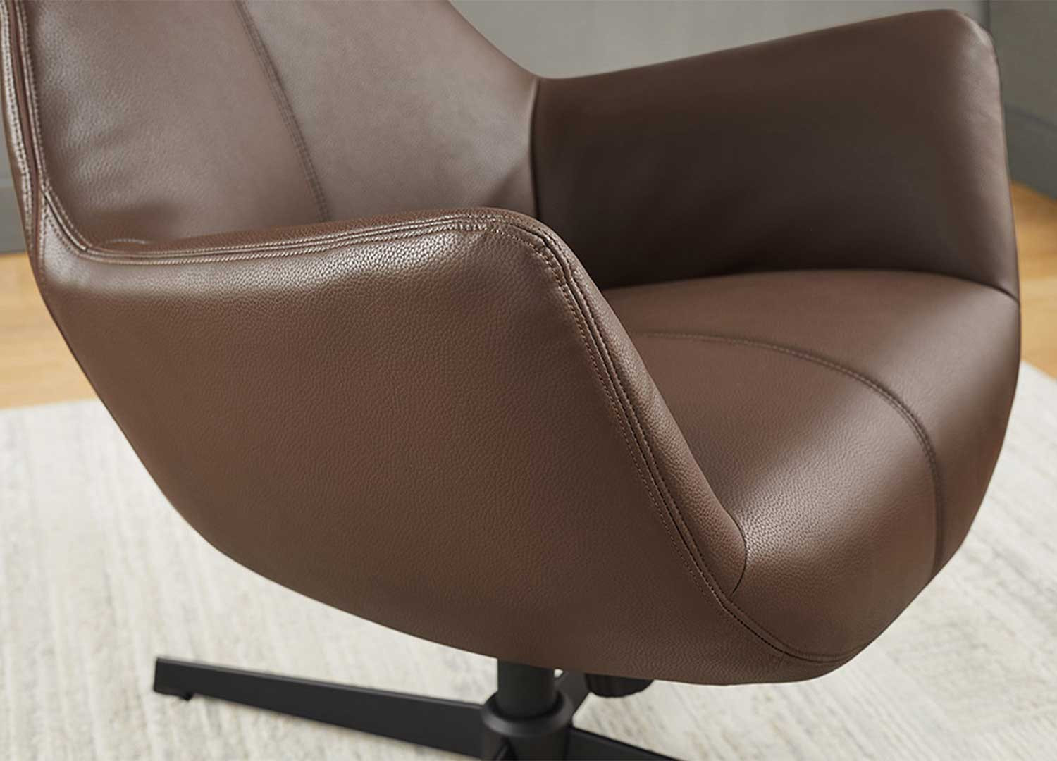 Fauteuil à oreilles pivotant simili cuir marron Jade
