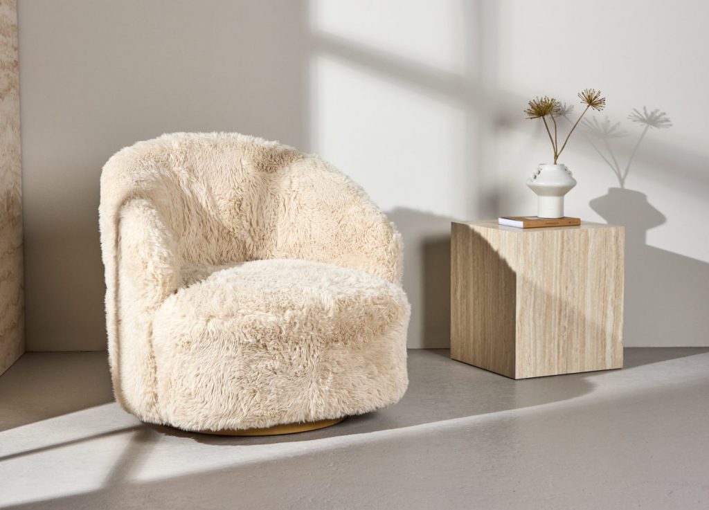 Fauteuil Astru en tissu beige mis en scène dans un salon