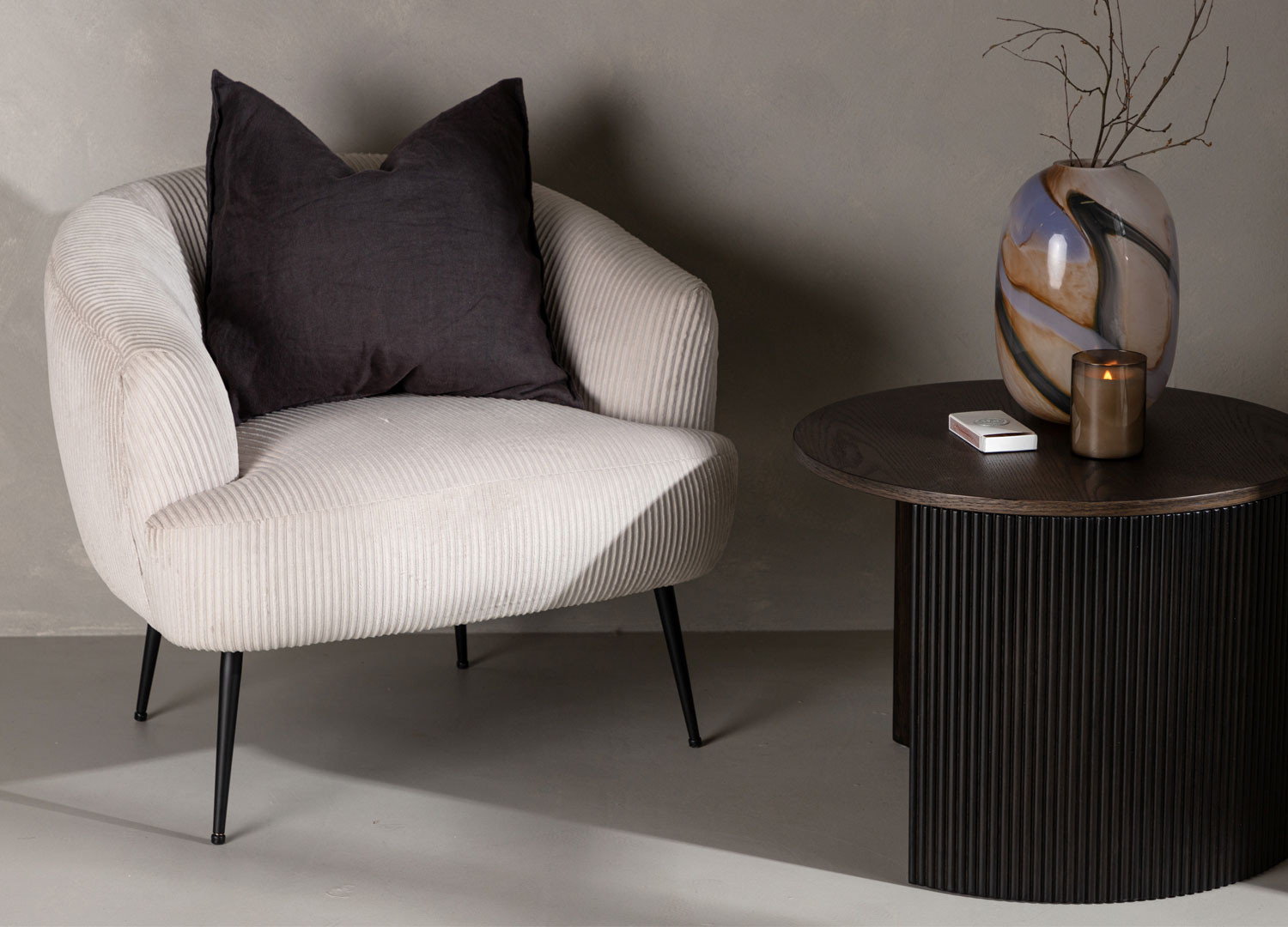 Fauteuil beige en tissu velours côtelé