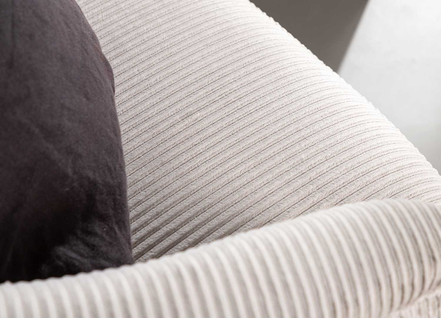 Fauteuil beige en tissu velours côtelé