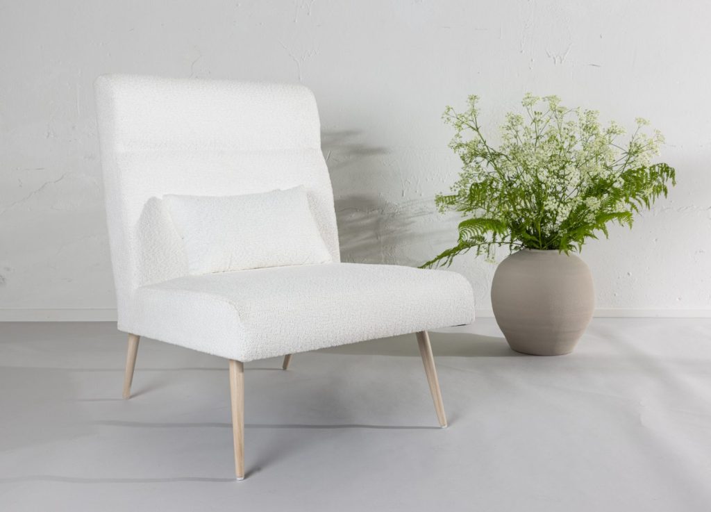 Fauteuil Bloom en tissu teddy blanc mis en scène dans un salon
