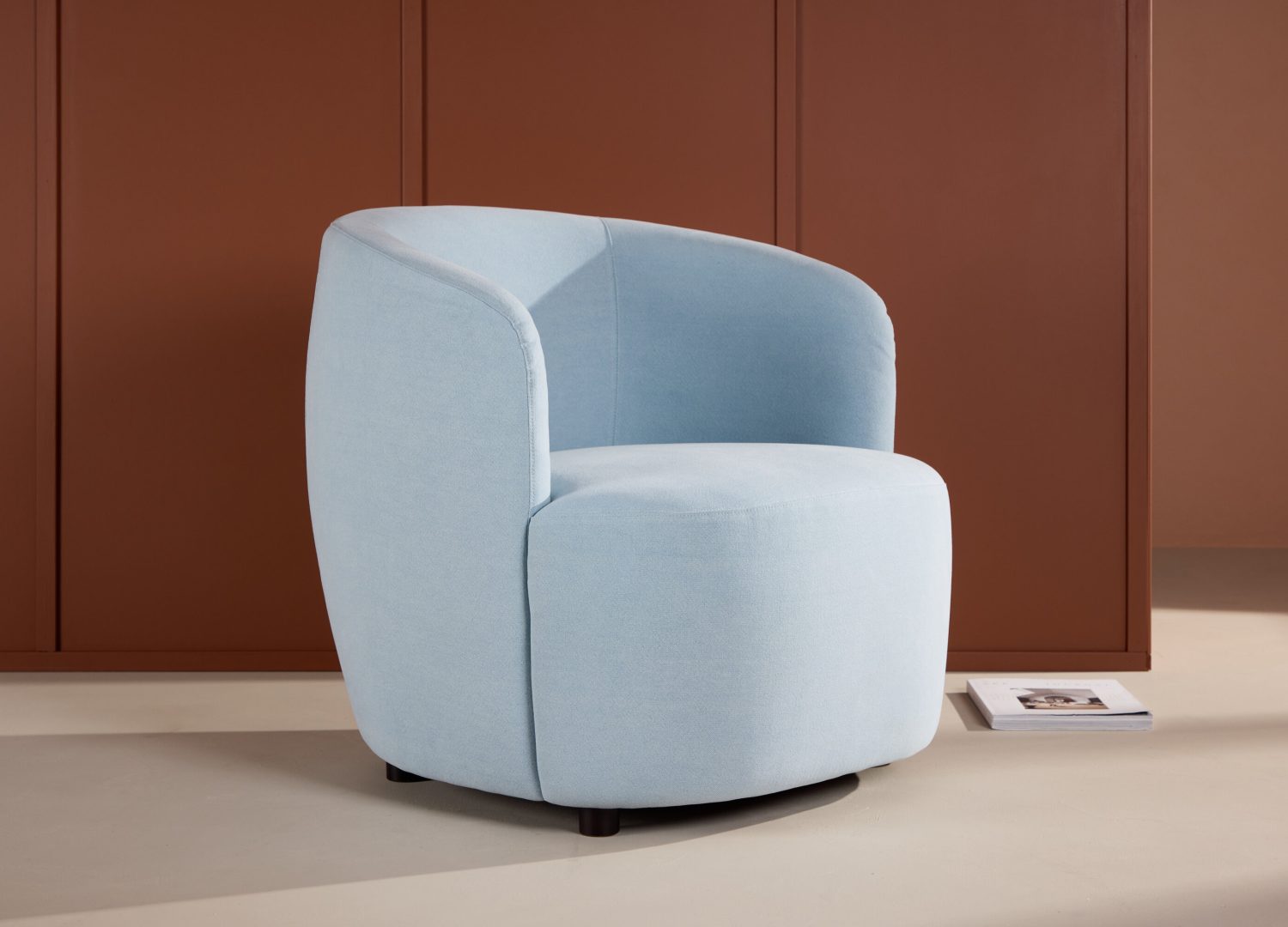 Fauteuil Bobbo en tissu effet lin bleu mis en scène dans un salon
