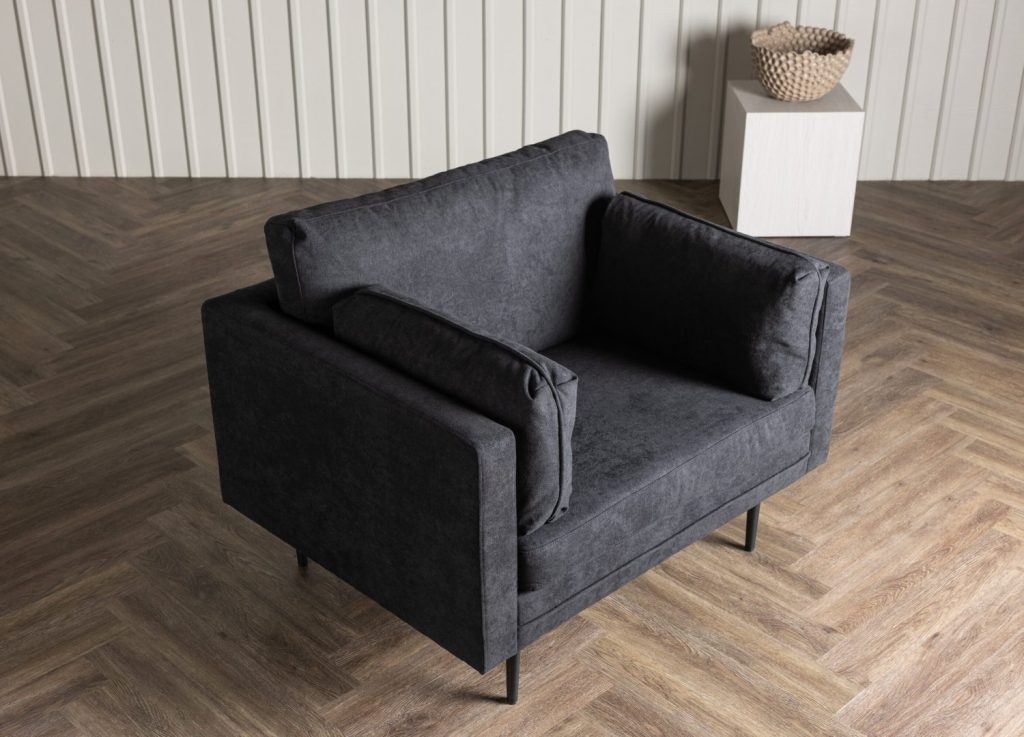Fauteuil Boom en tissu effet lin noir mis en scène dans un salon