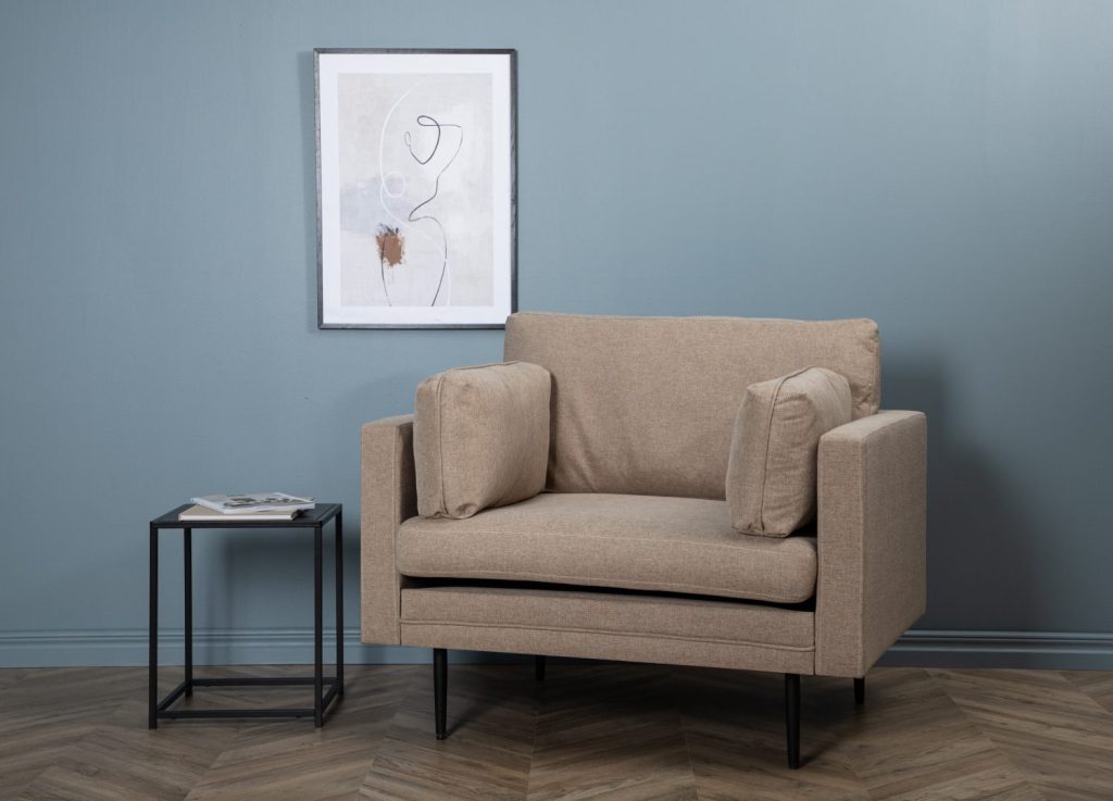 Fauteuil Boom en tissu marron mis en scène dans un salon
