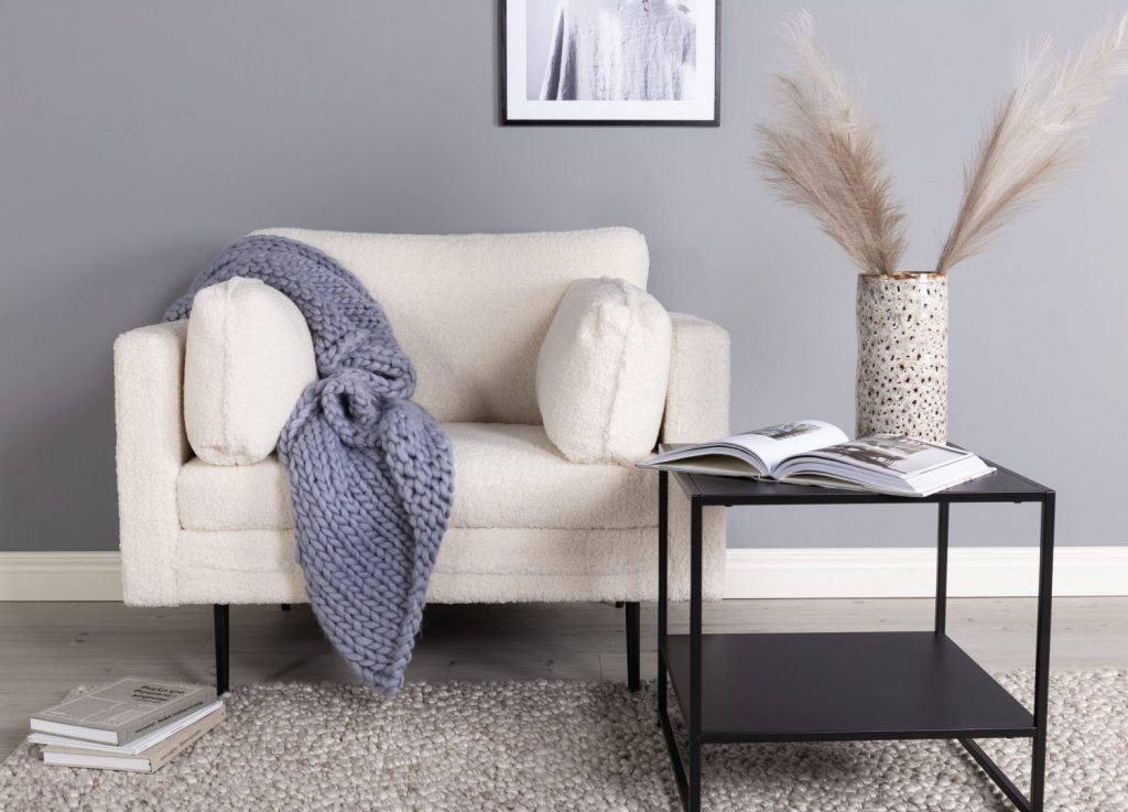 Fauteuil Boom en tissu teddy blanc mis en scène dans un salon
