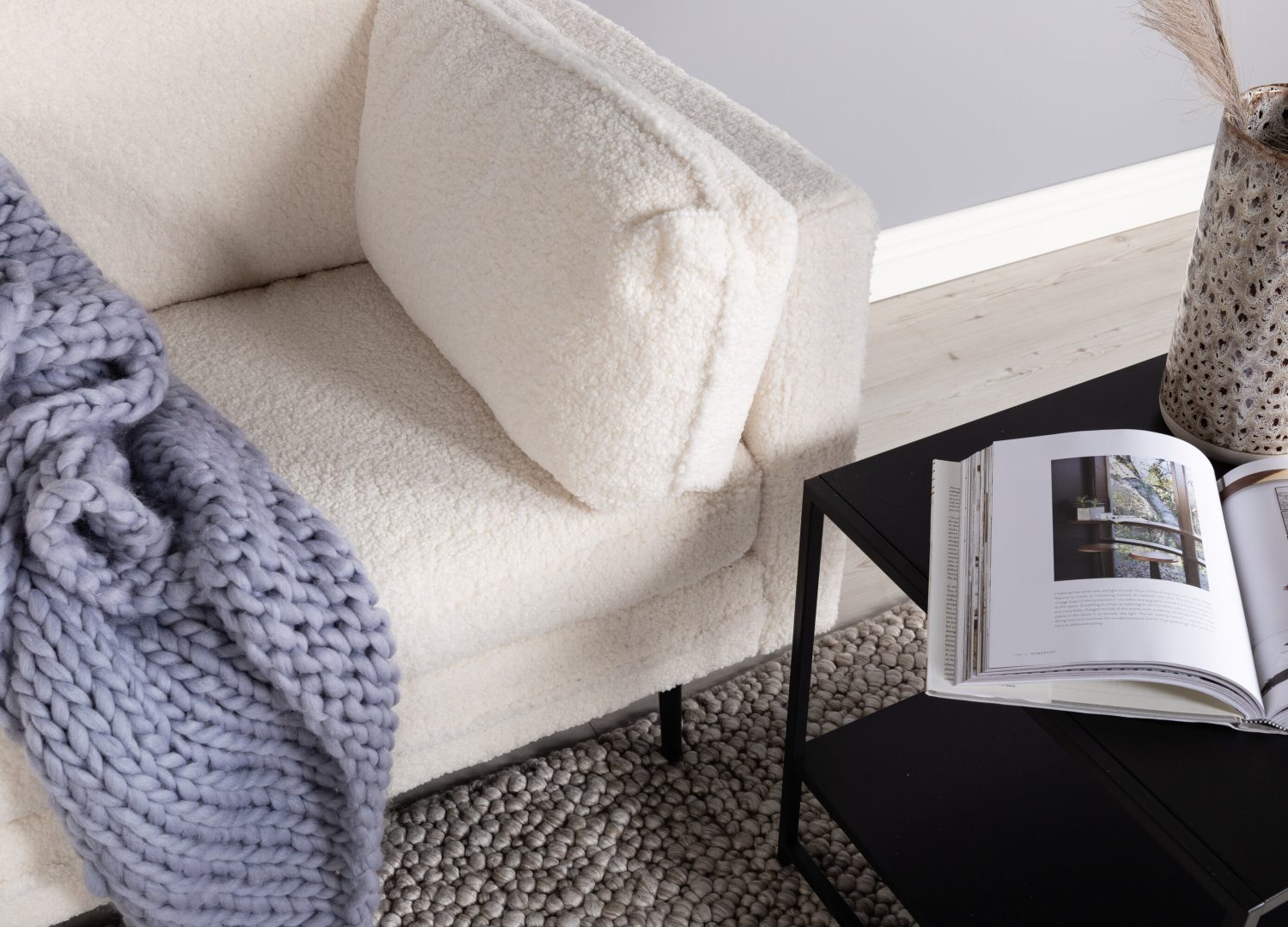 Mise en scène du fauteuil Boom en tissu teddy blanc