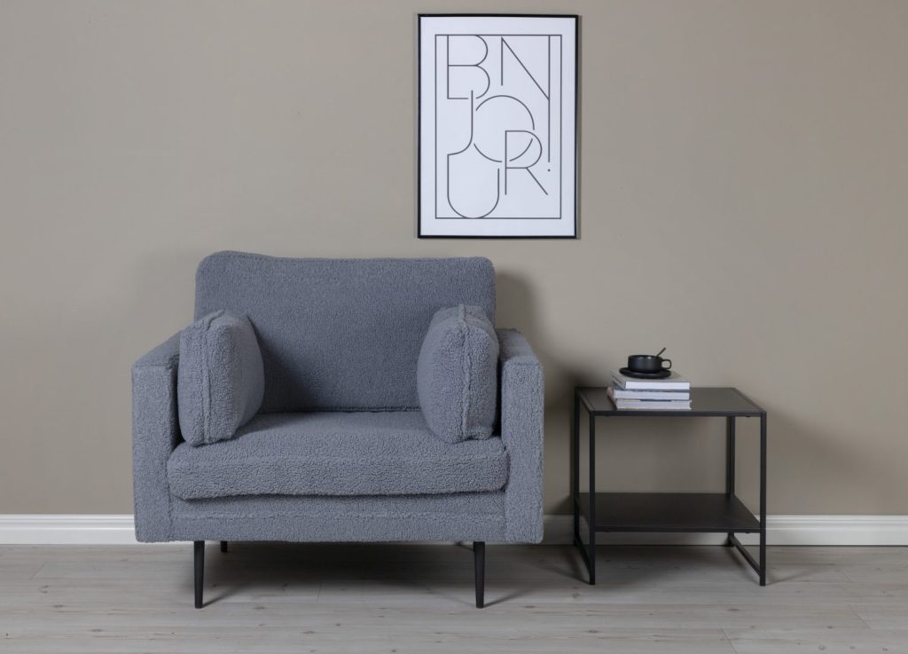 Fauteuil Boom en tissu teddy gris foncé mis en scène dans un salon